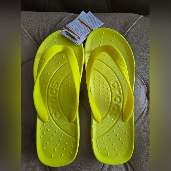CROCS Neon Yellow Flip Flops New Womens Size 9 - Picture 2 of 3
